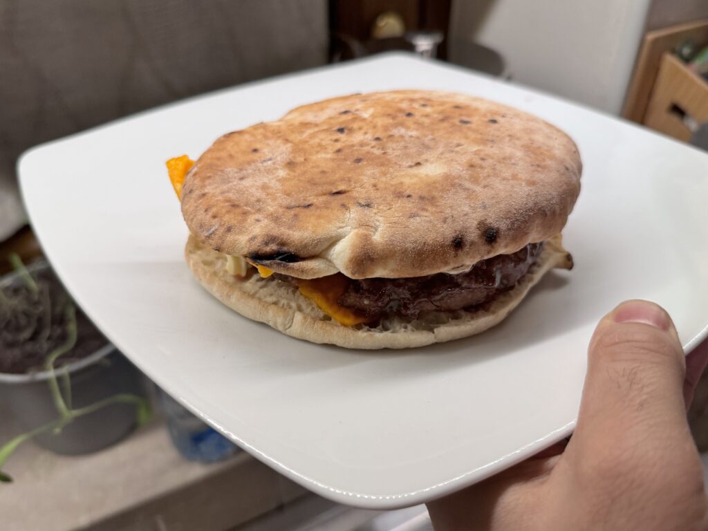 recensione Cosori Friggitrice ad Aria Doppio Cestello da 8,5 litri - panino con hamburger