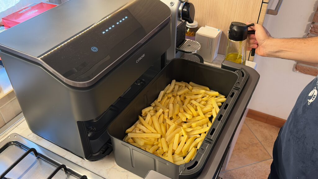 recensione friggitrice Cosori Dual Blaze Twinfry - capacità cassetto 10 litri con patate fritte