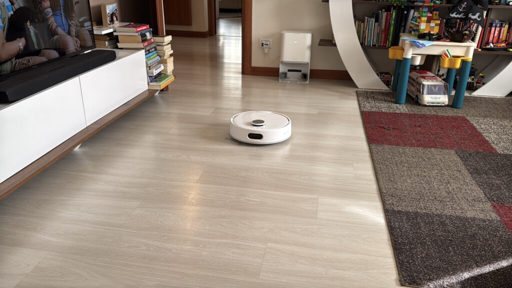 Recensione SwitchBot S10 - robot aspirapolvere e lavapavimenti in funzione