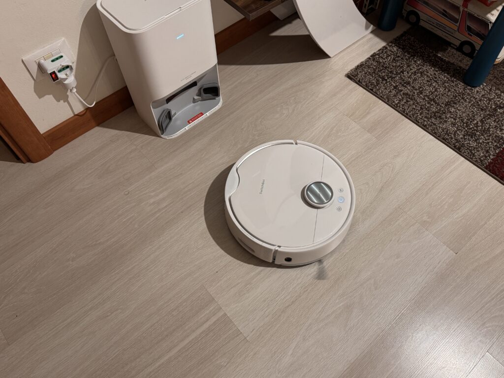 Recensione SwitchBot S10 - robot in funzione con base di autosvuotamento